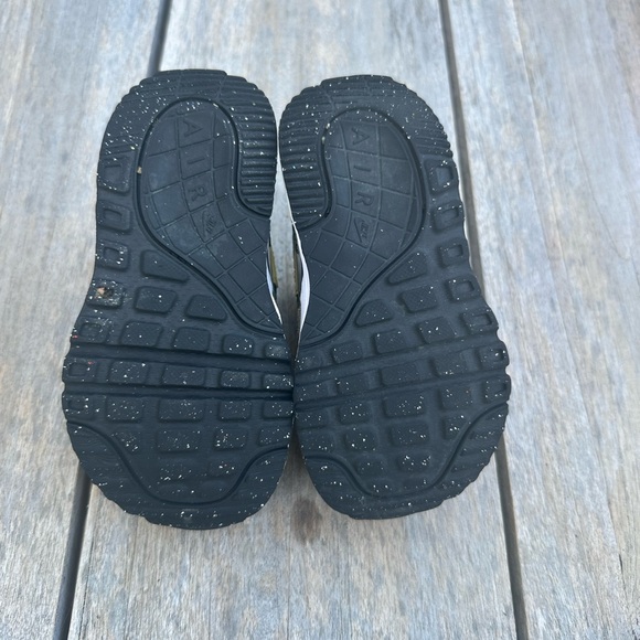 Toddler Nike Air Max sneakers. Size 7c - Picture 3 of 3